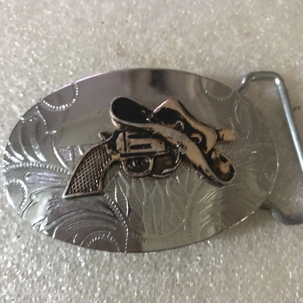 Cowboy Revolver Western Belt Buckle - Silver/Tan